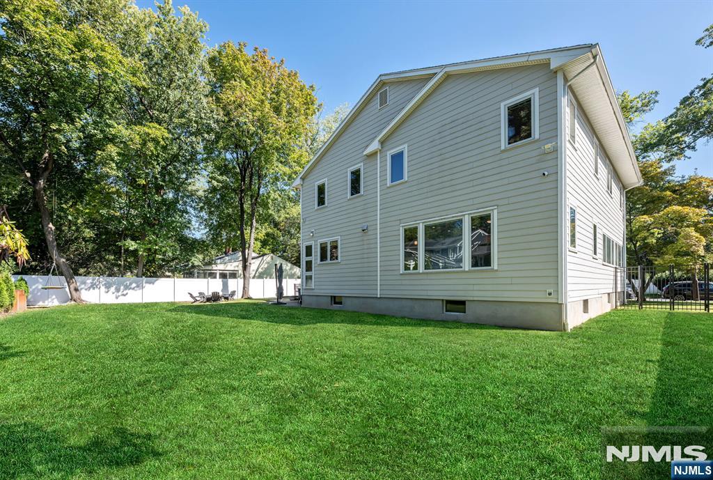 23 Spruce Place