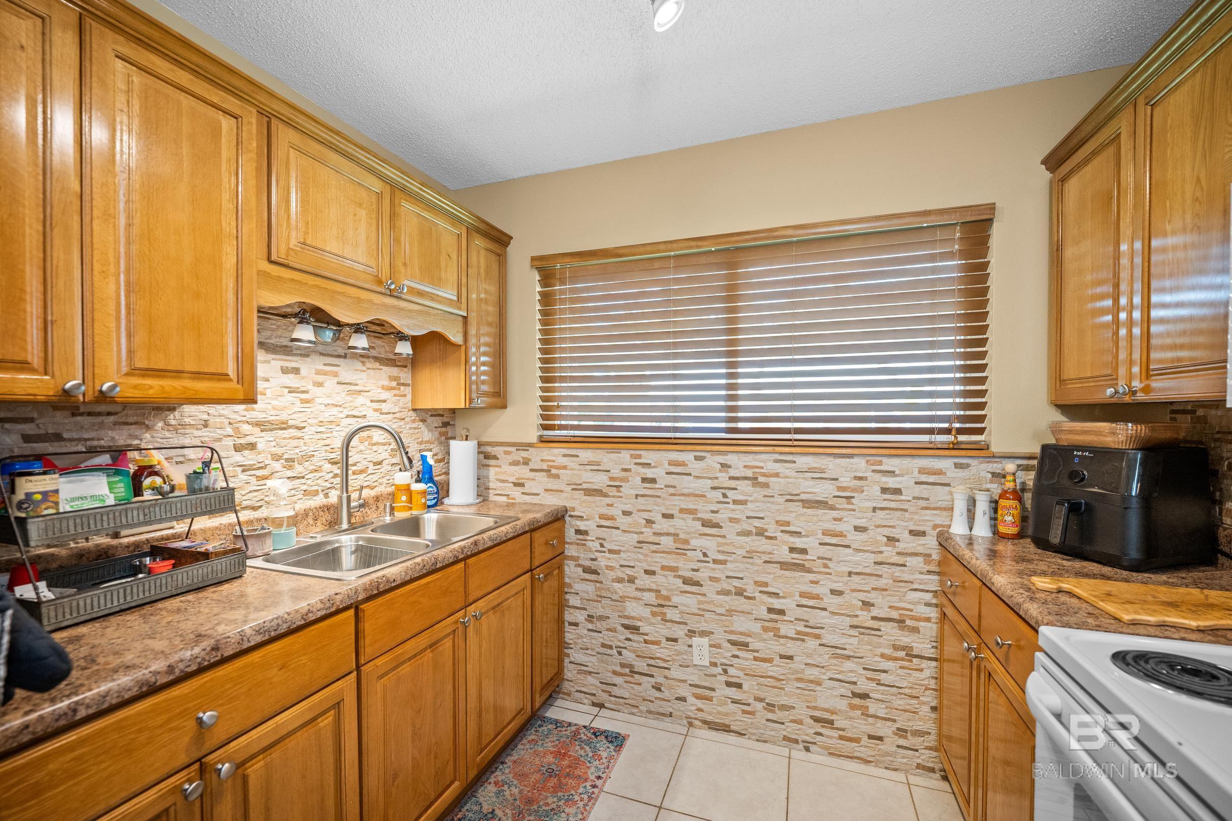 1232 E Hummingbird Lane 202