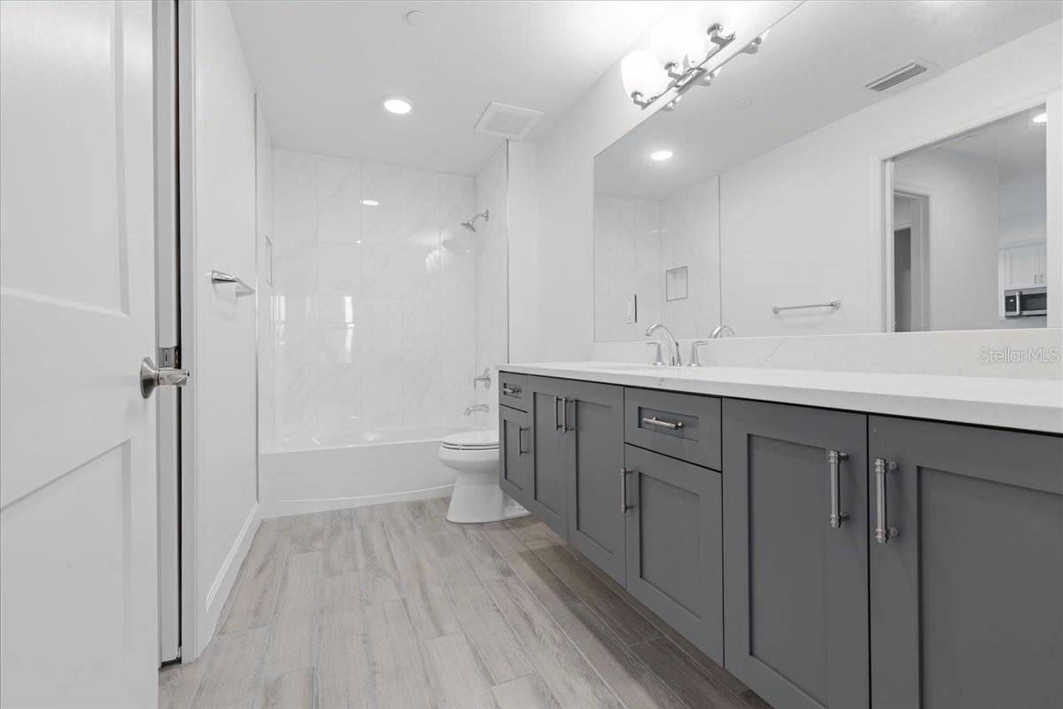 125 ISLAND WAY #403