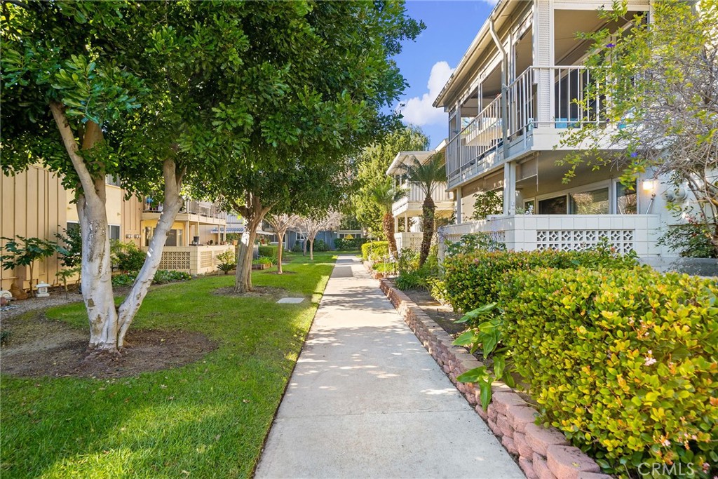225 Avenida Majorca N