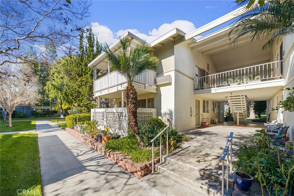 225 Avenida Majorca N