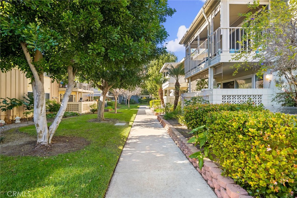 225 Avenida Majorca N