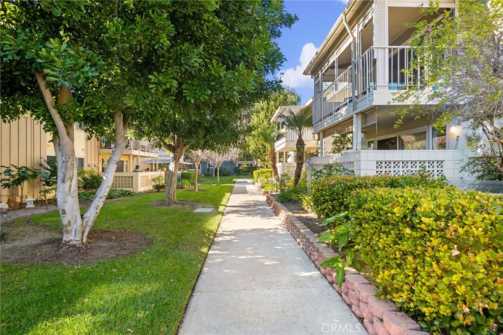 225 Avenida Majorca N