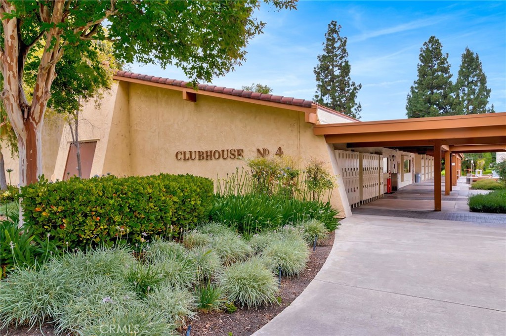 225 Avenida Majorca N