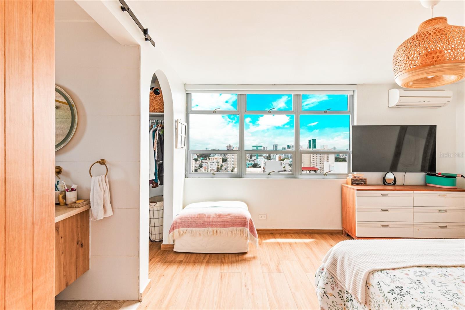 70 KING'S COURT #12A