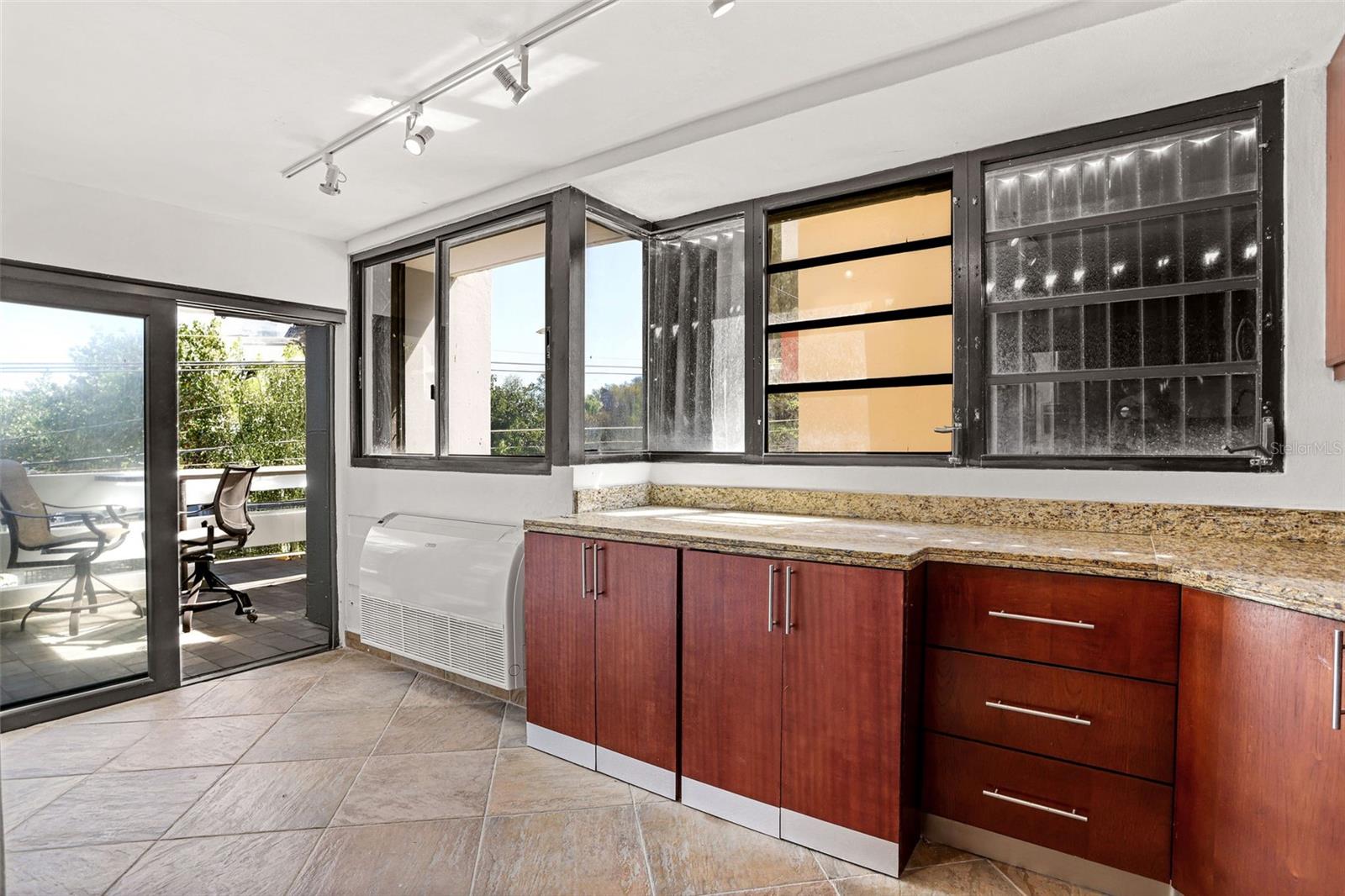1510 ASHFORD #1E