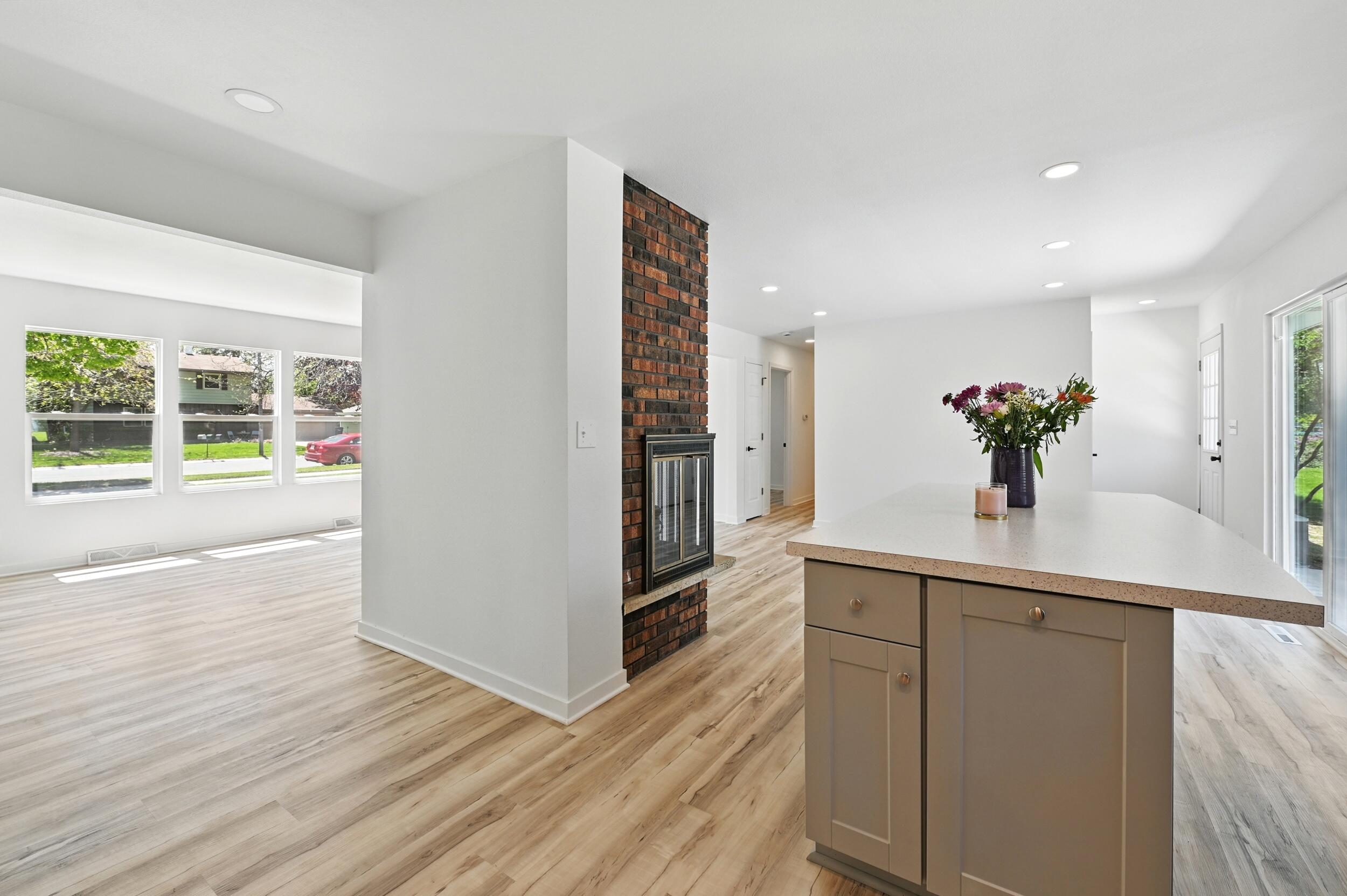 104 W Fransee Ln
