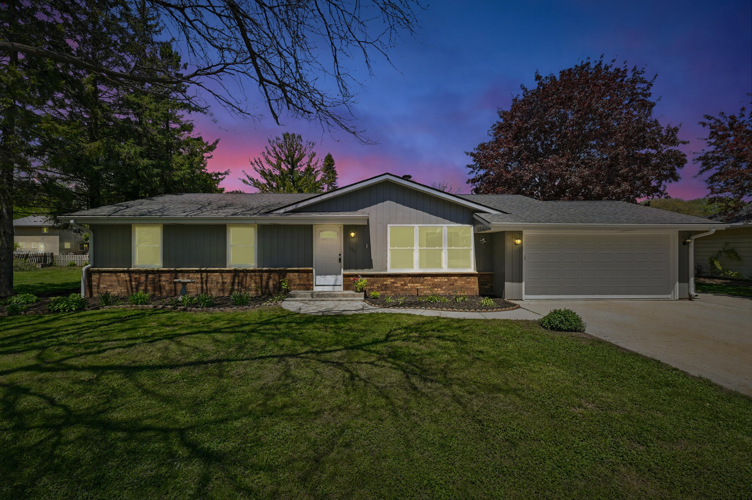 104 W Fransee Ln
