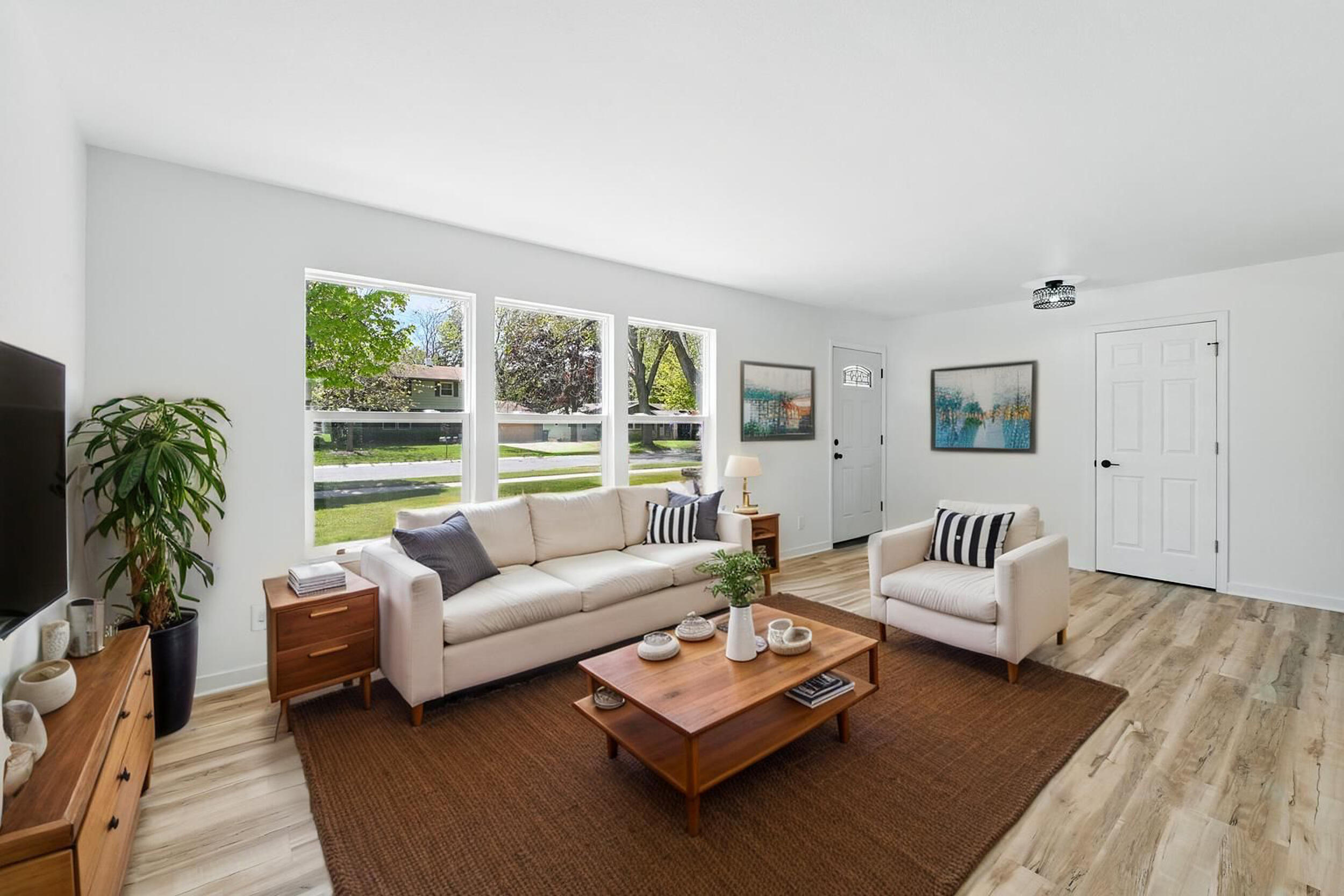 104 W Fransee Ln