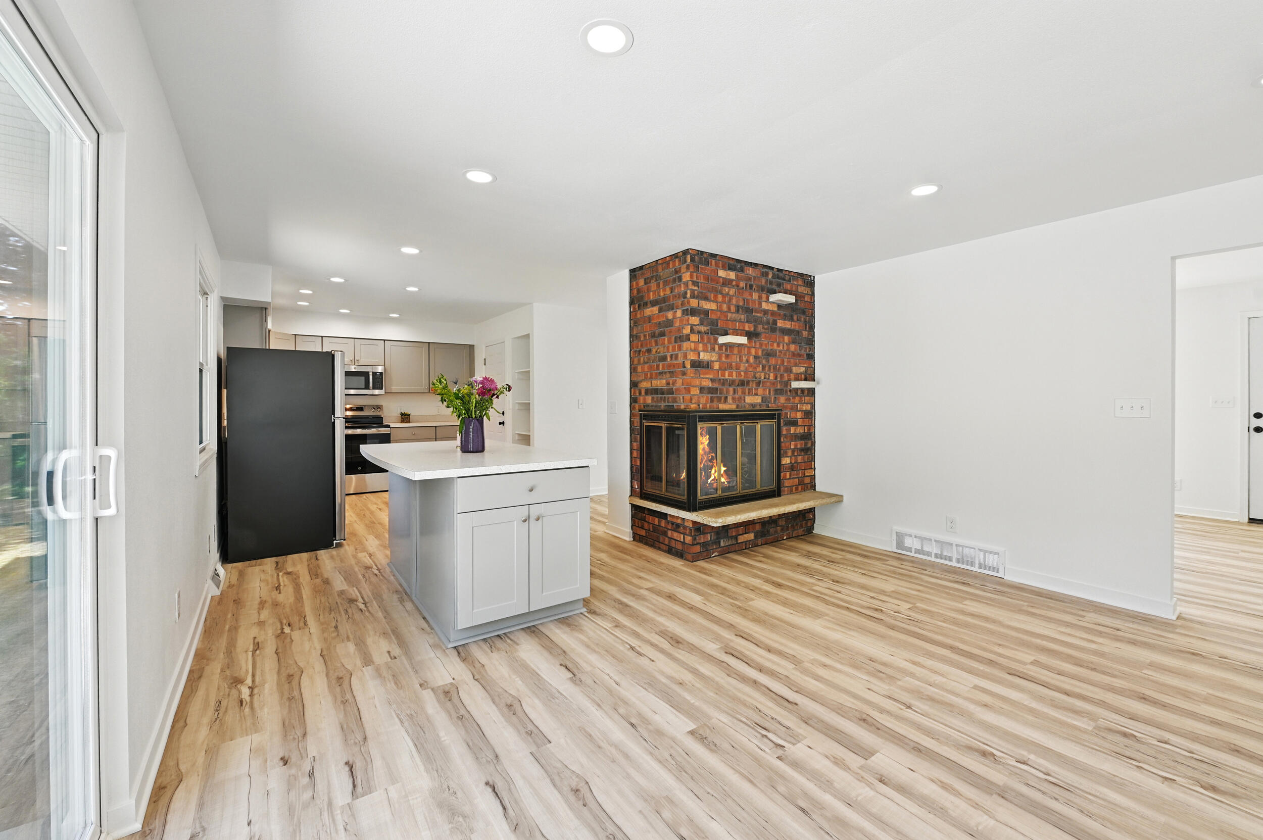 104 W Fransee Ln