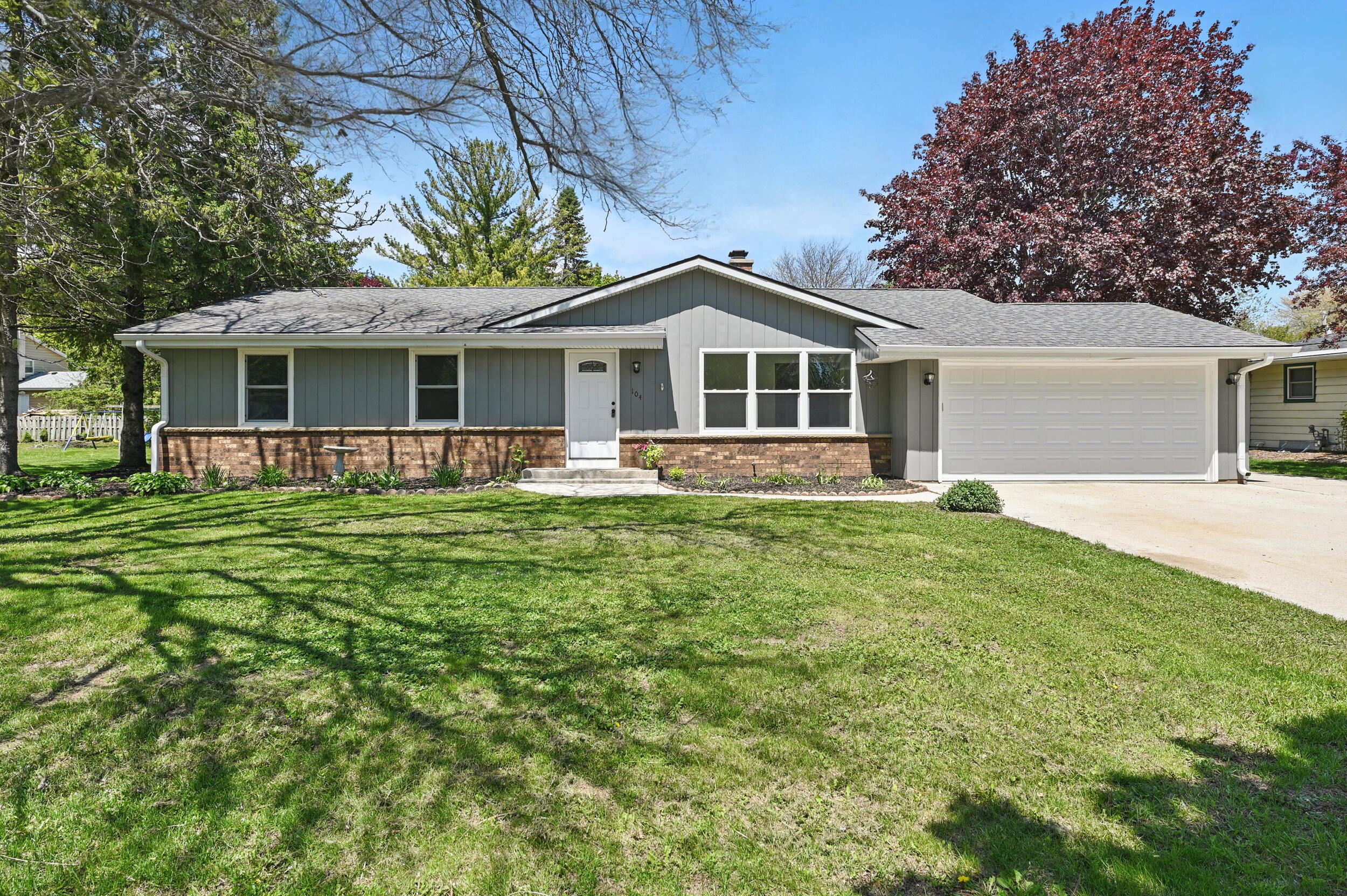 104 W Fransee Ln