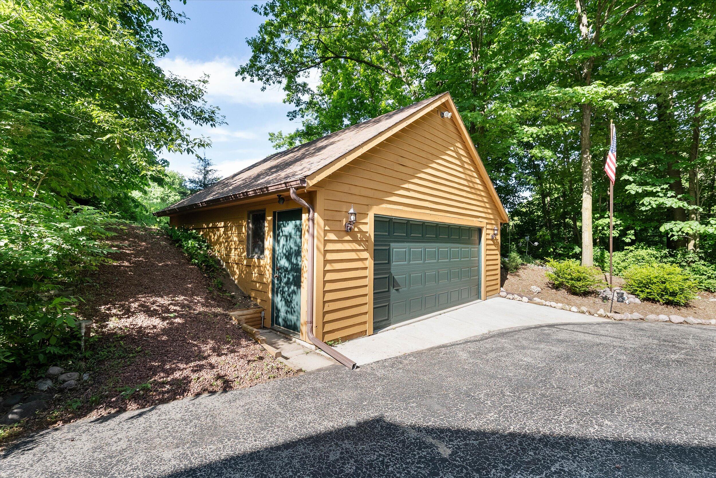 7565 Hickory Dr