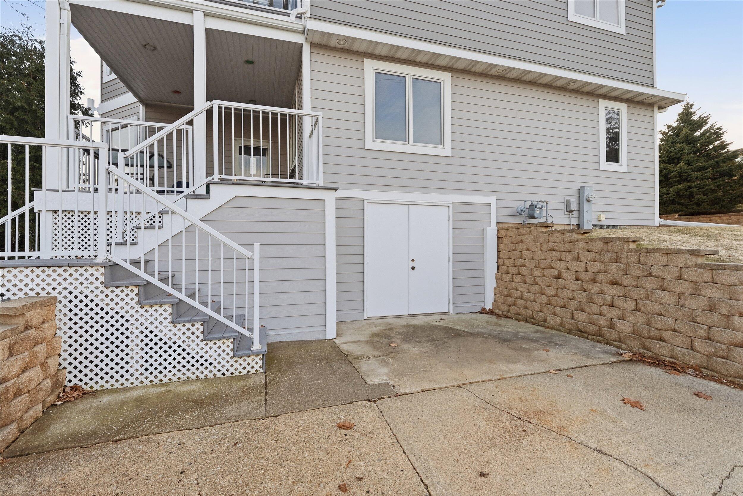 405 Lake Dr