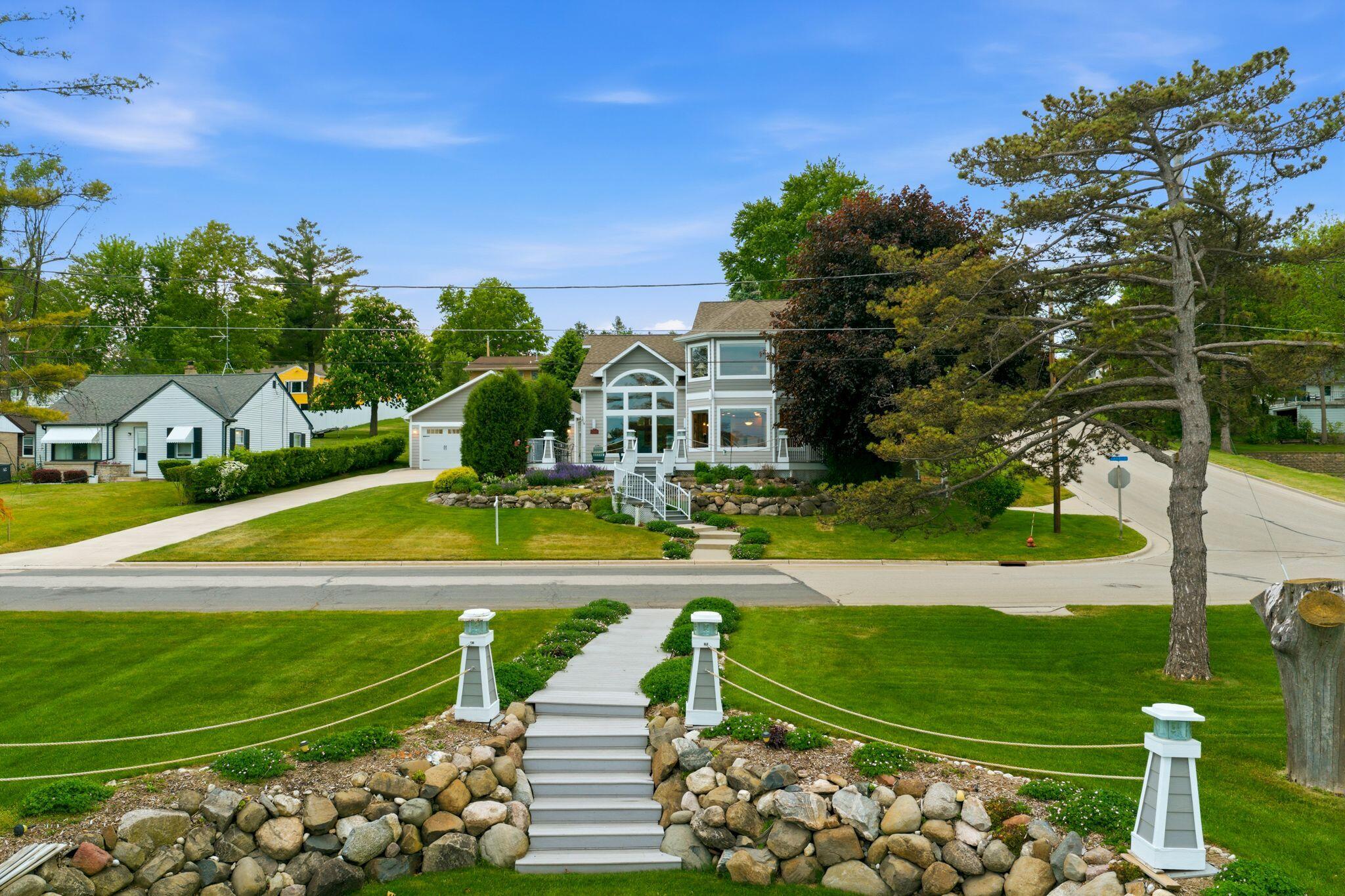 405 Lake Dr