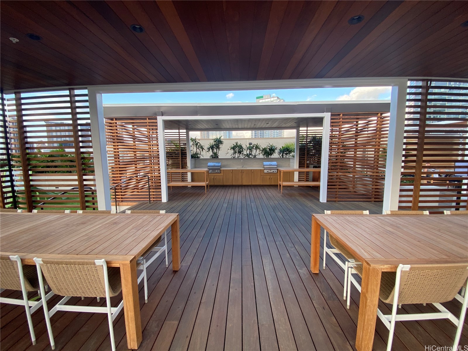 987 Queen Street 1708