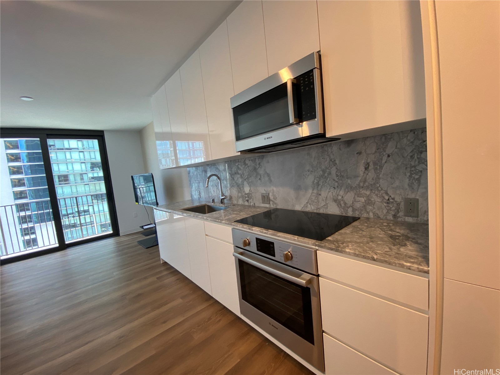 987 Queen Street 1708