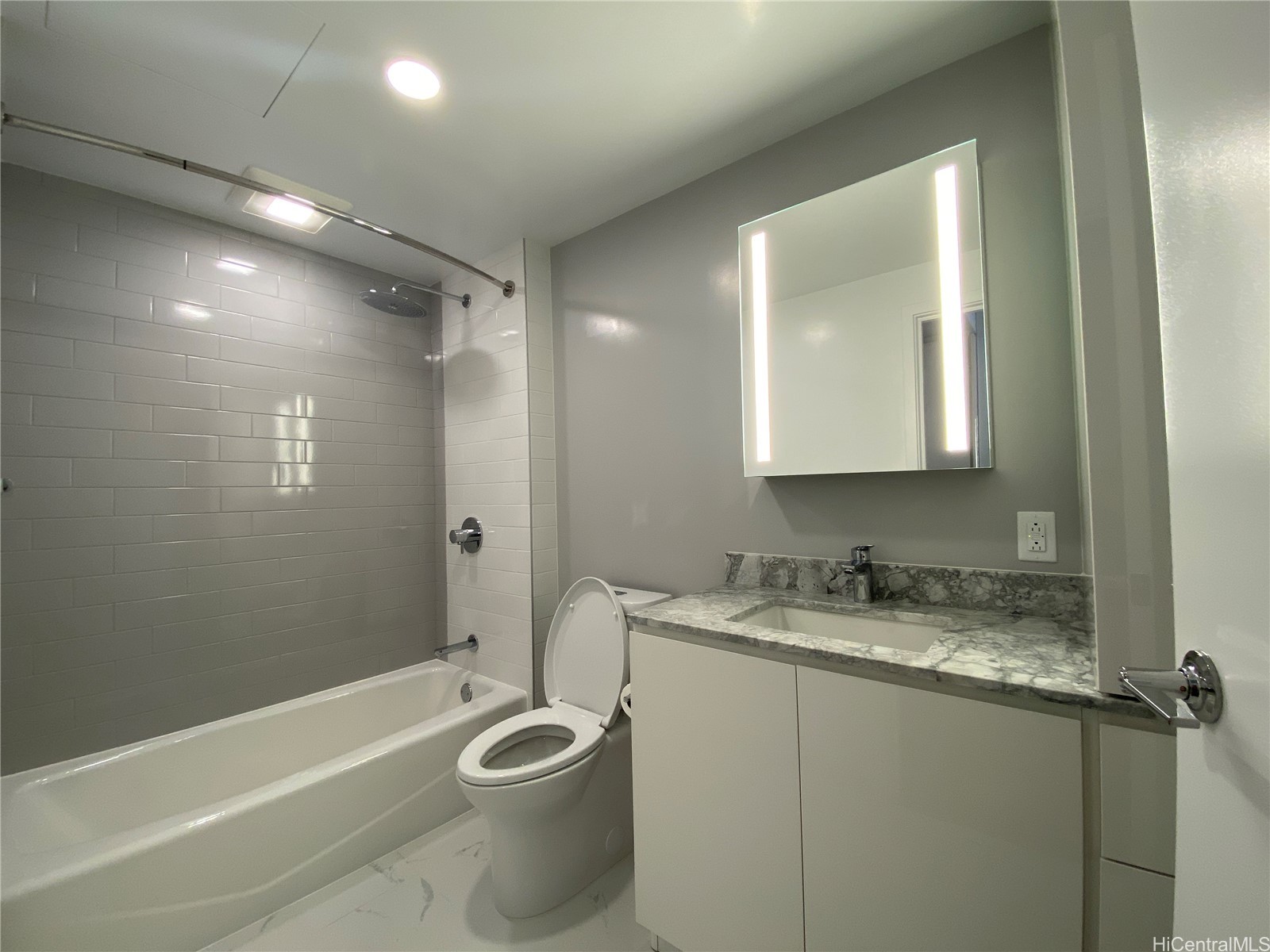 987 Queen Street 1708