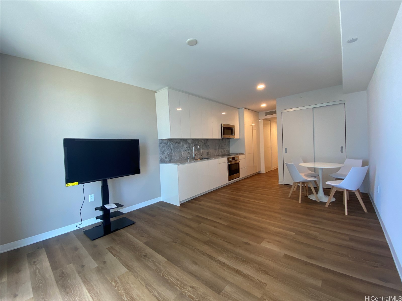 987 Queen Street 1708