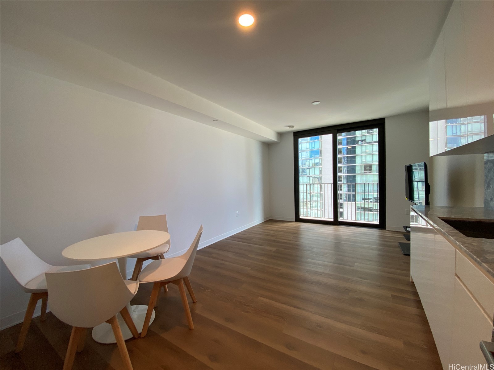 987 Queen Street 1708