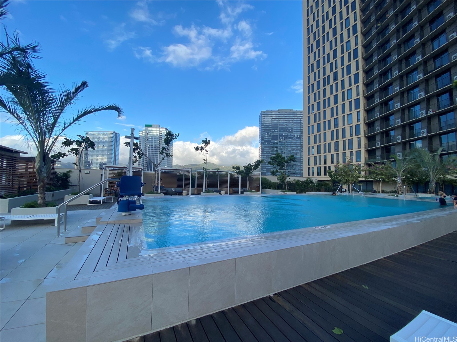 987 Queen Street 1708