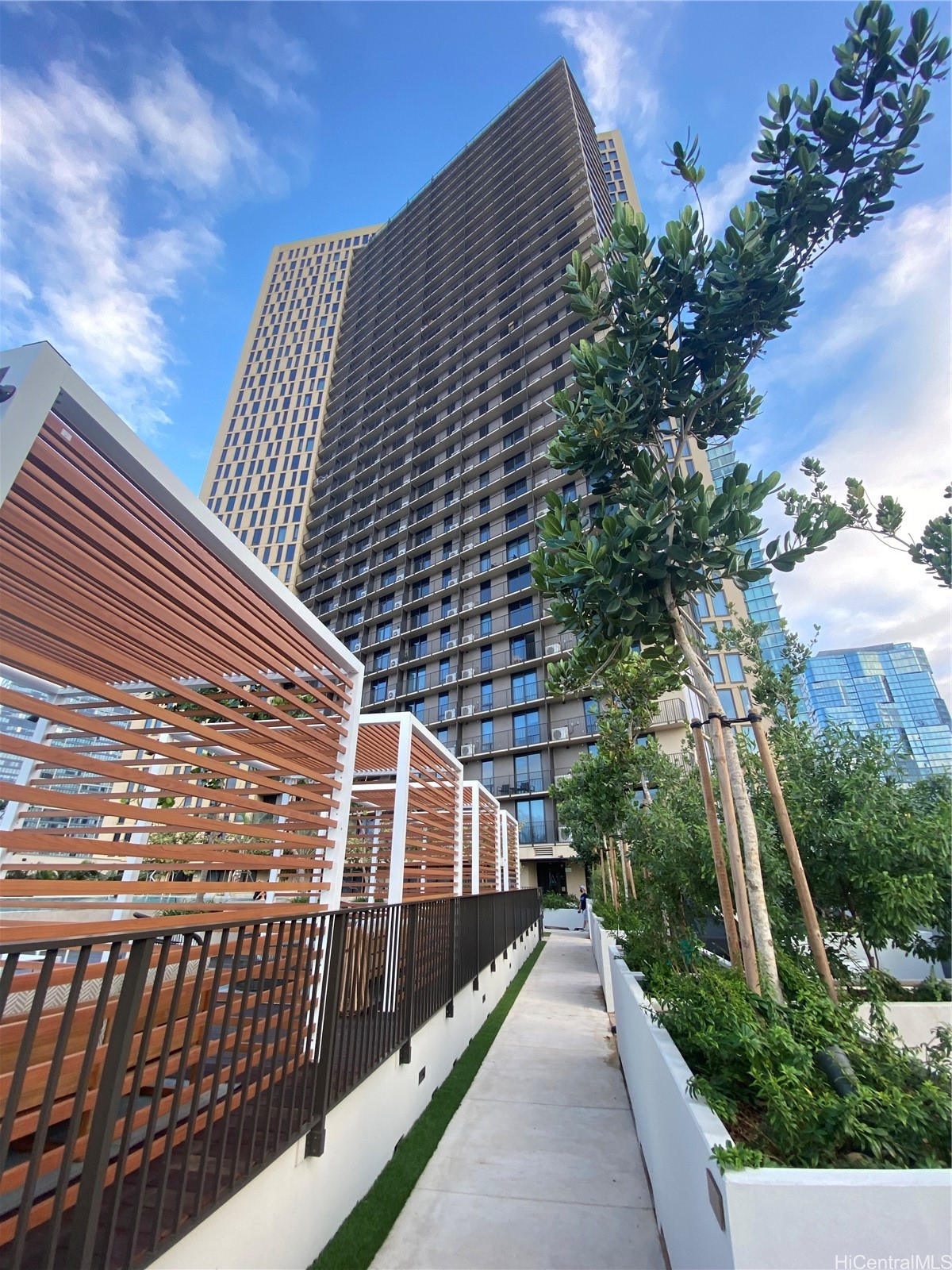 987 Queen Street 1708