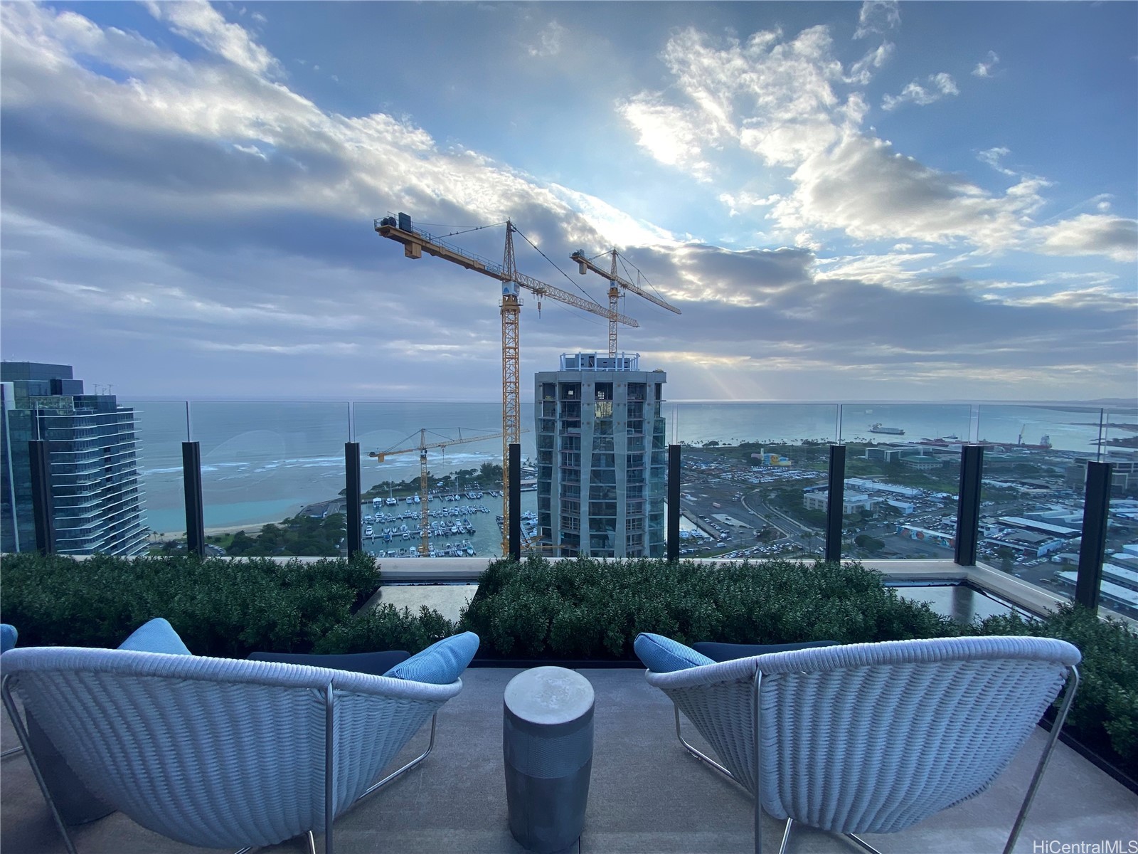 987 Queen Street 1708