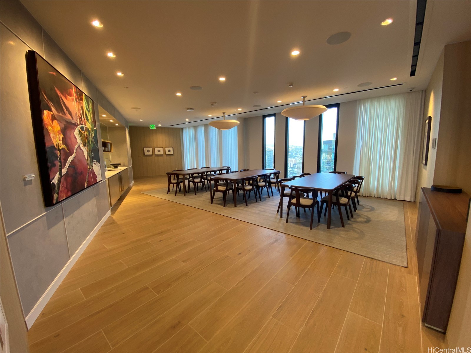 987 Queen Street 1708