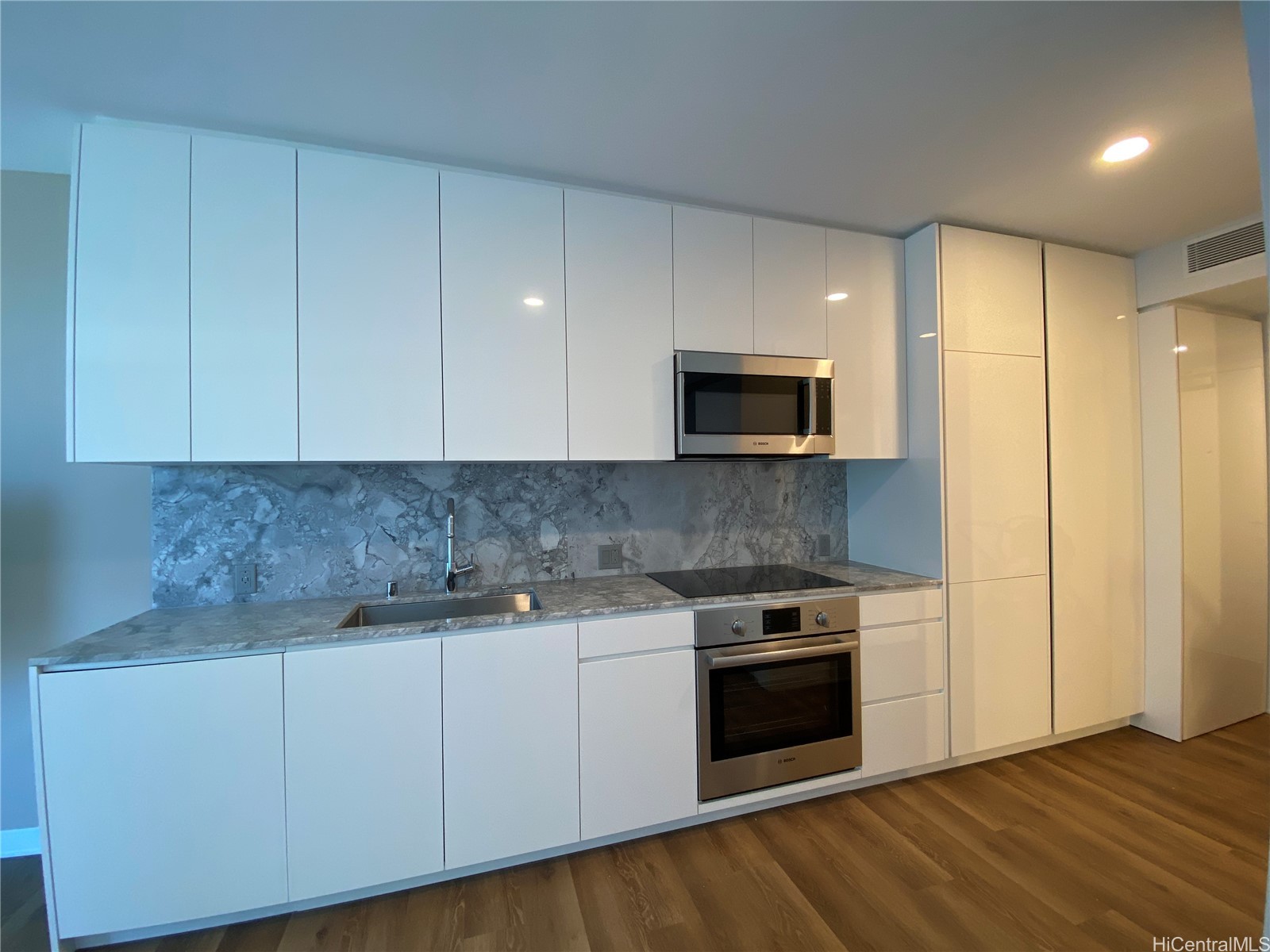 987 Queen Street 1708