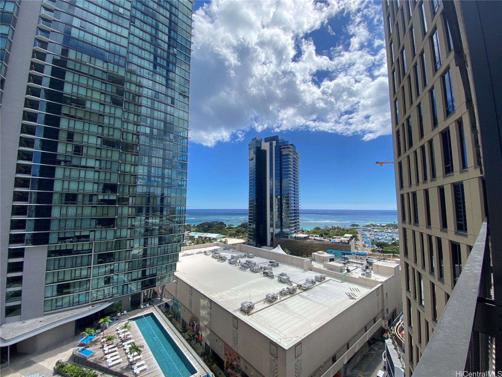 987 Queen Street 1708