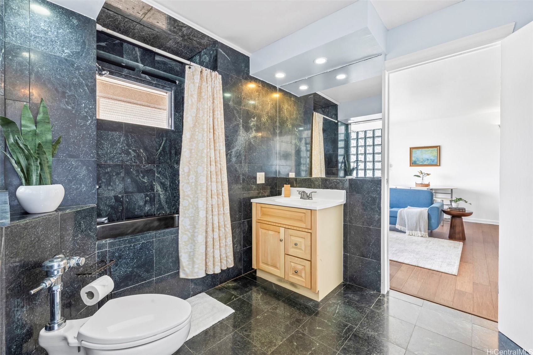 2754 Kuilei Street 2002