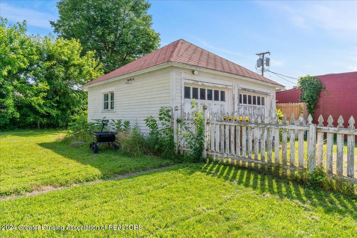 162 E Grand River Avenue