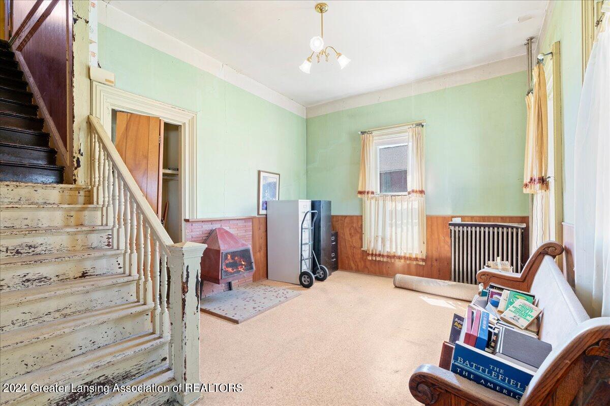 162 E Grand River Avenue