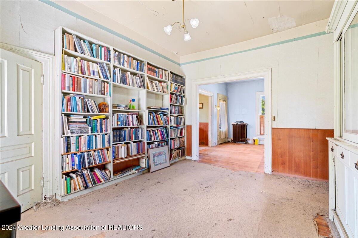 162 E Grand River Avenue