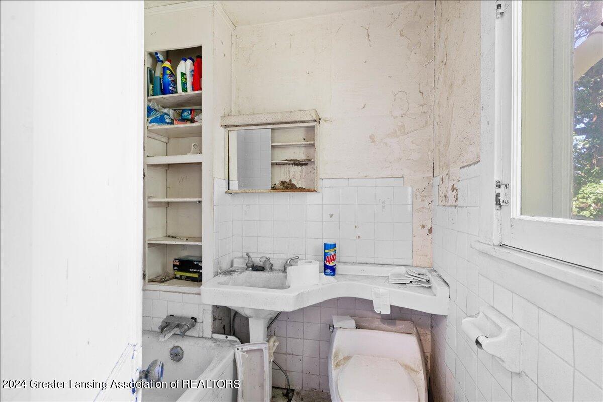 162 E Grand River Avenue