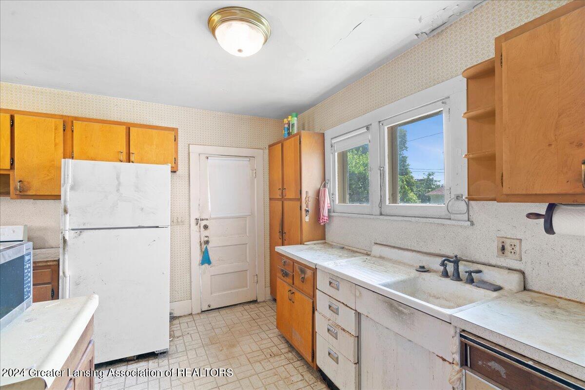 162 E Grand River Avenue