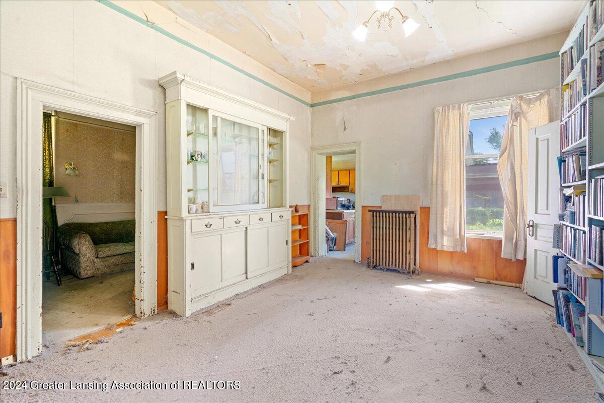 162 E Grand River Avenue