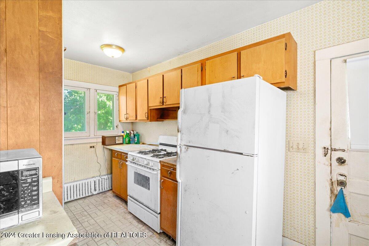 162 E Grand River Avenue