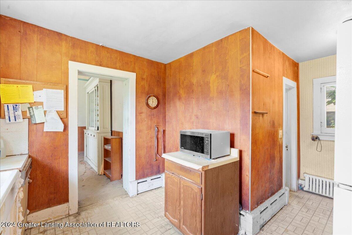 162 E Grand River Avenue