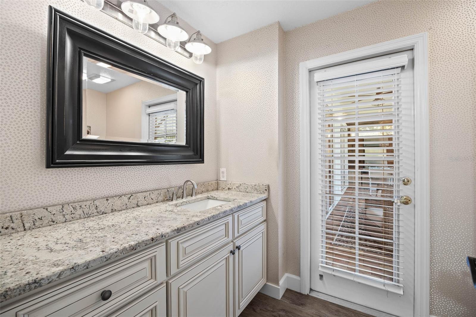 19817 GLAZING GLOBE LN