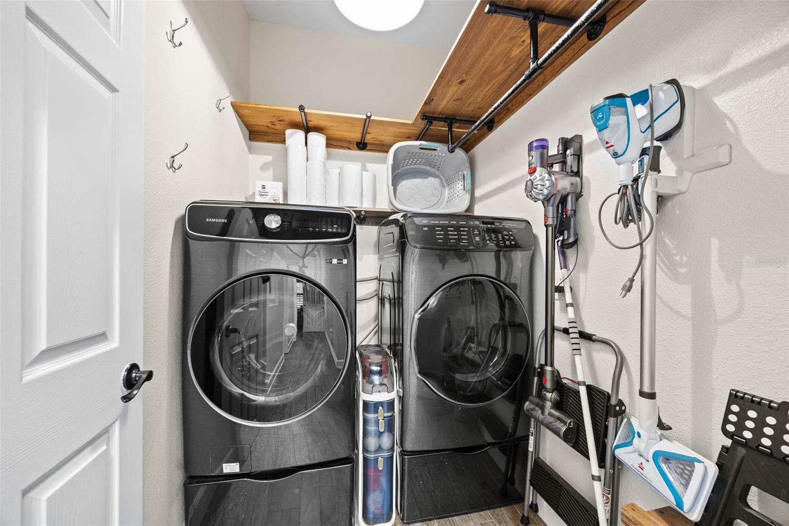 19817 GLAZING GLOBE LN