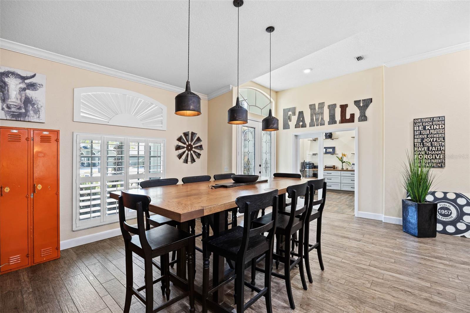 19817 GLAZING GLOBE LN