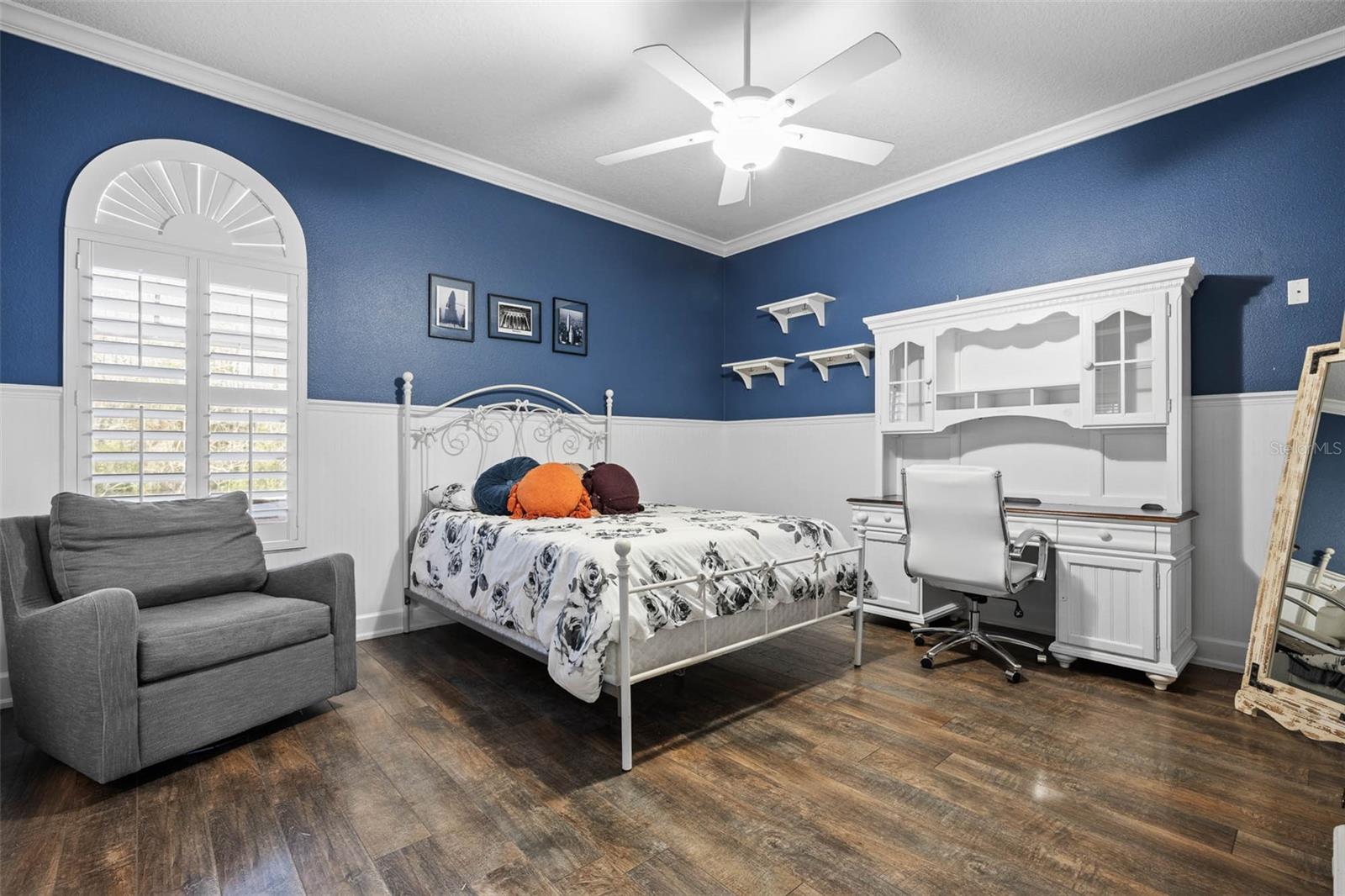 19817 GLAZING GLOBE LN