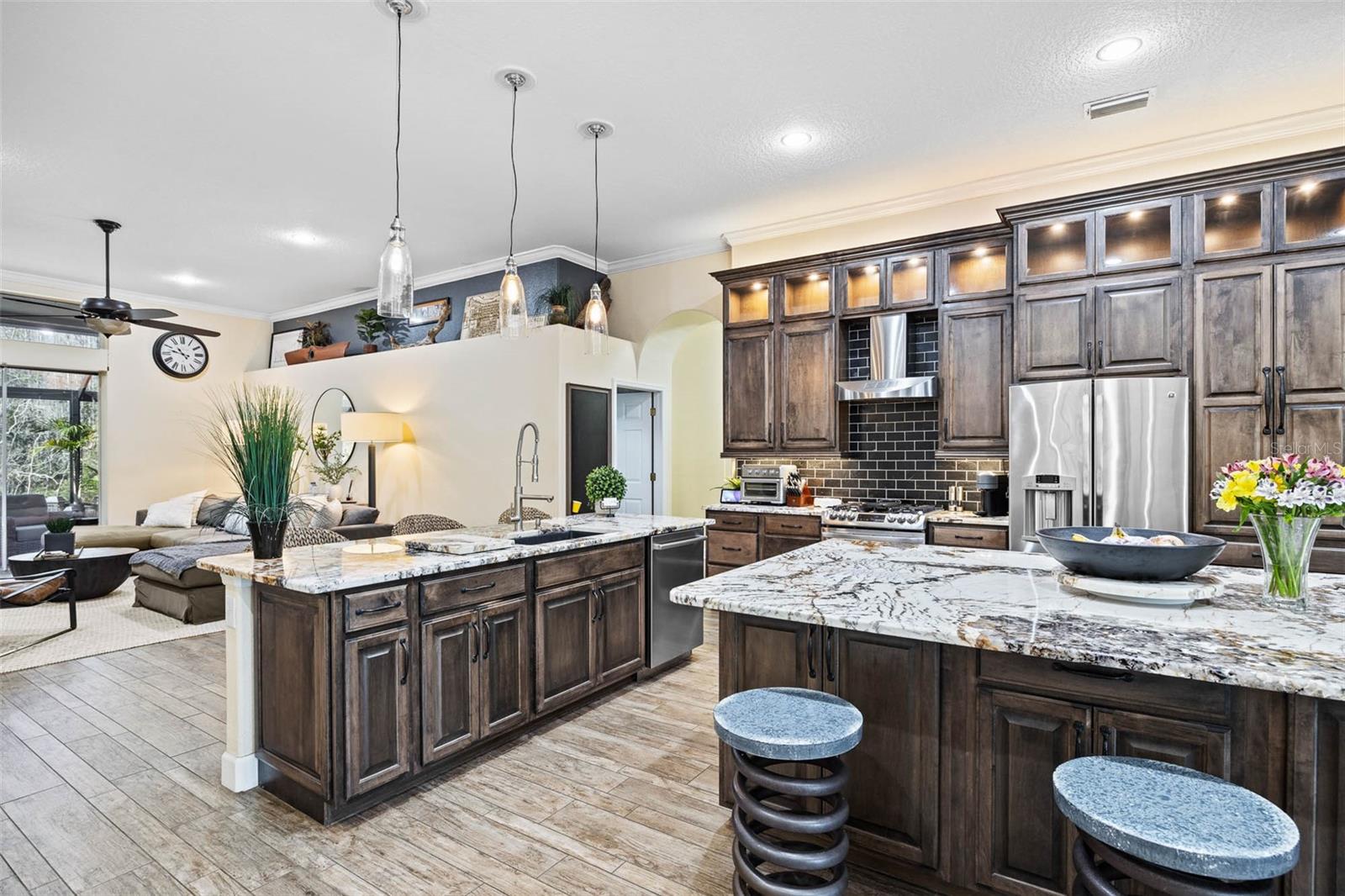 19817 GLAZING GLOBE LN