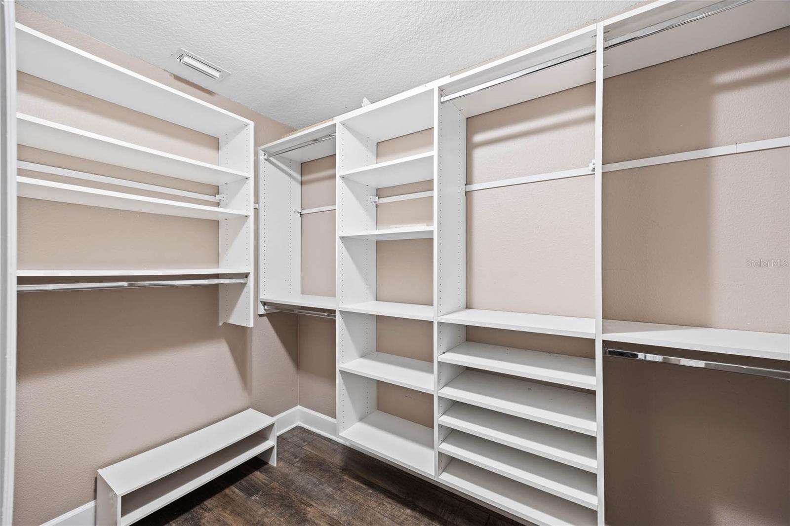 19817 GLAZING GLOBE LN