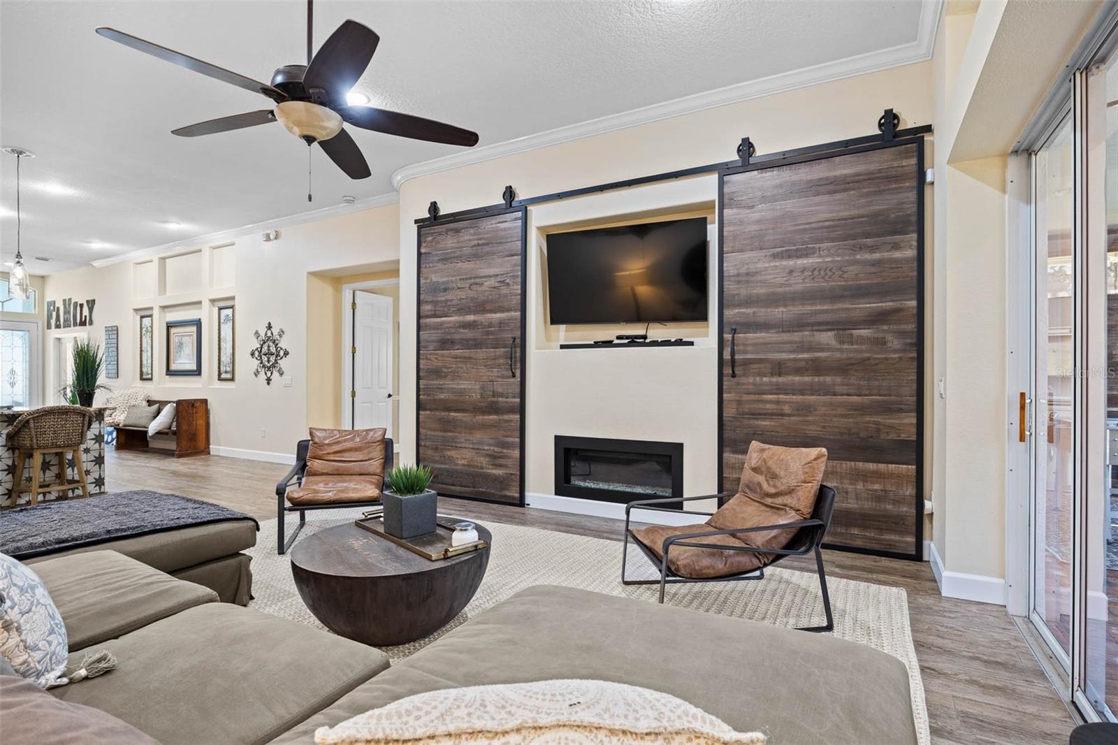 19817 GLAZING GLOBE LN