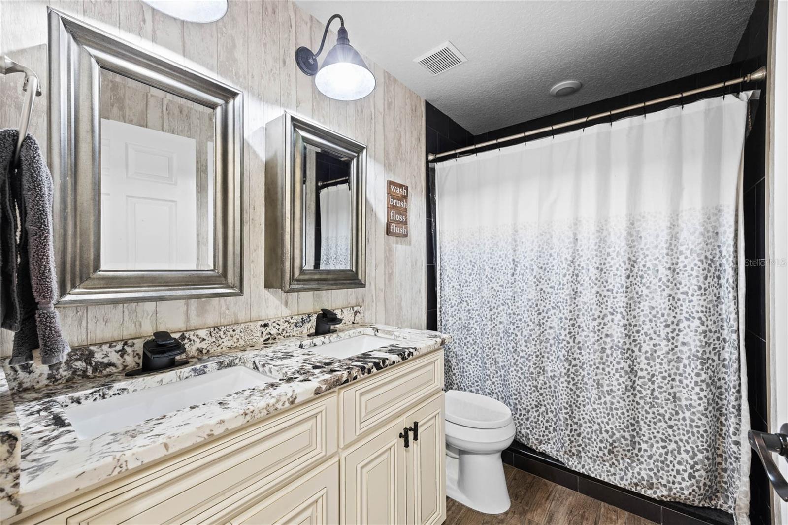 19817 GLAZING GLOBE LN