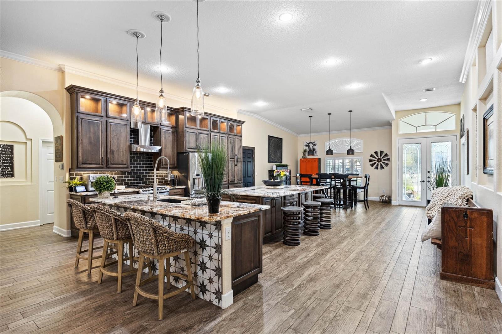 19817 GLAZING GLOBE LN