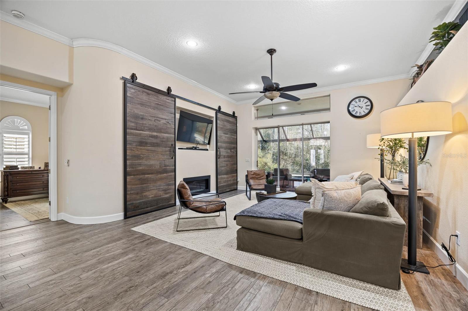 19817 GLAZING GLOBE LN