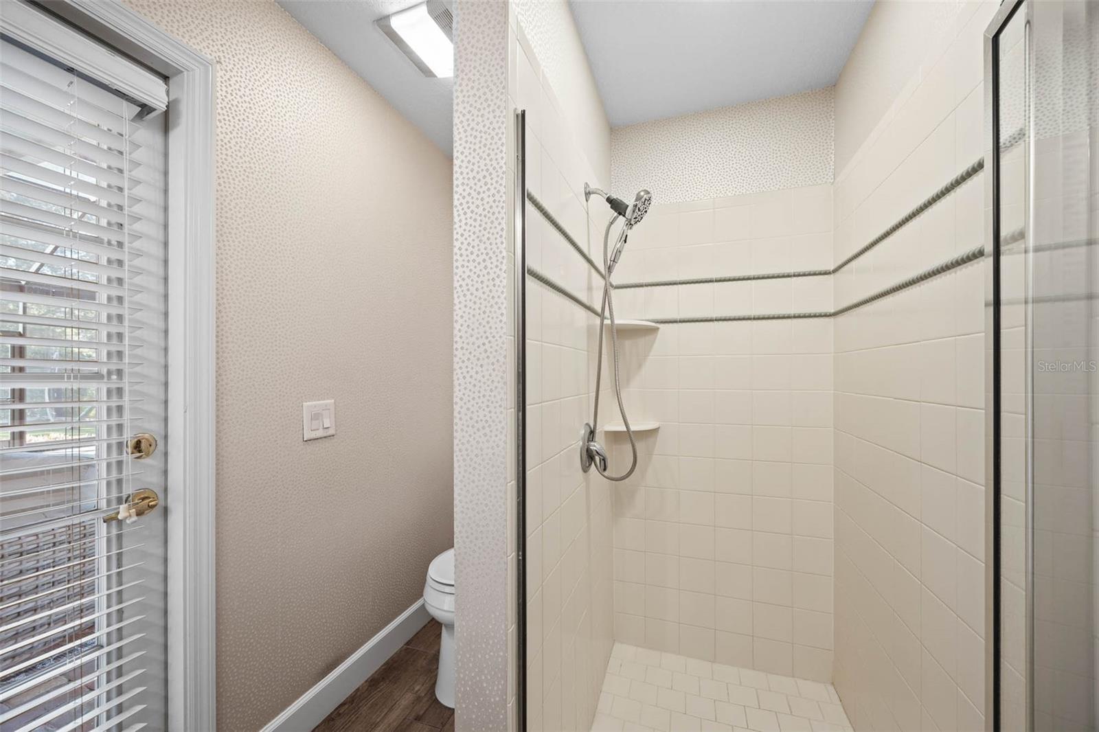 19817 GLAZING GLOBE LN