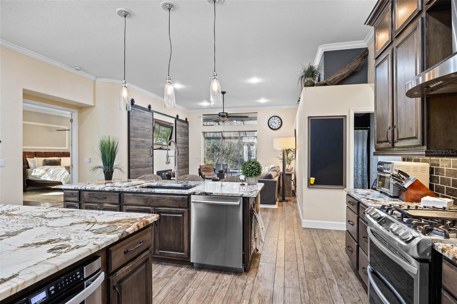 19817 GLAZING GLOBE LN